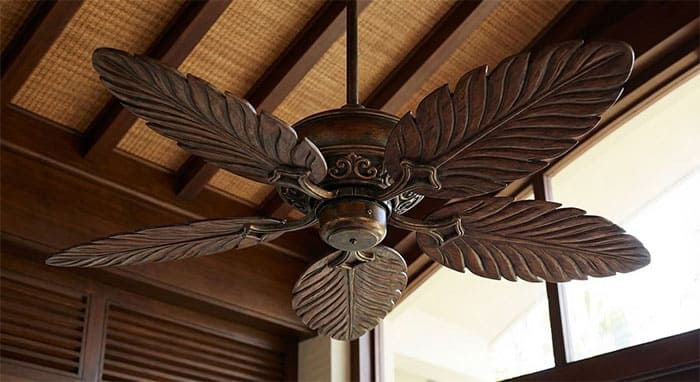 Cận cảnh quạt trần cánh hình lá cọ bầu đồng đen phong cách Indochine