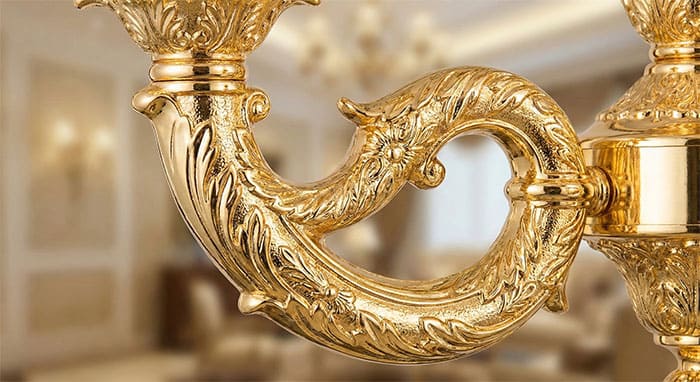 Cận cảnh tay đèn chùm hợp kim kẽm đúc hoa văn sắc nét mạ vàng bóng