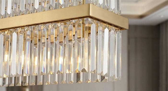 Cận cảnh thanh pha lê K9 giác cắt vuông vức kết hợp khung inox mạ vàng