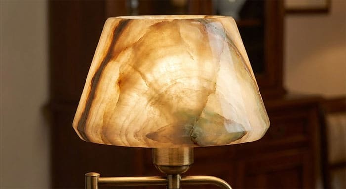 Cận cảnh vân đá xuyên sáng trên chao đèn ngọc bích