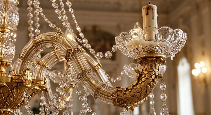 Chi tiết cấu tạo khung tay bọc thủy tinh và đĩa pha lê hứng sáp của dòng đèn Maria Theresa