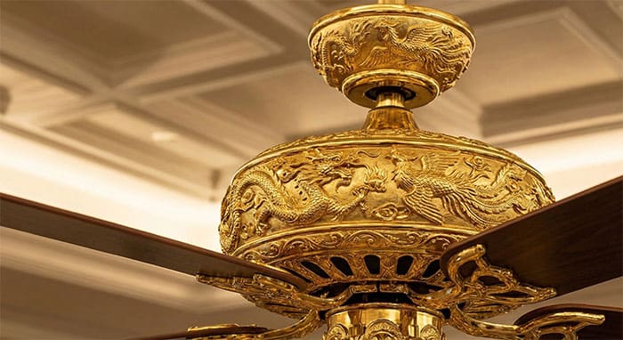 Chi tiết hoa văn rồng phượng trên bầu quạt trần tân cổ điển mạ vàng 24K