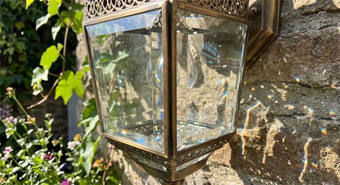 Chi tiết mặt kính cường lực được mài vát cạnh nghệ thuật trên thân đèn đồng ngoài trời