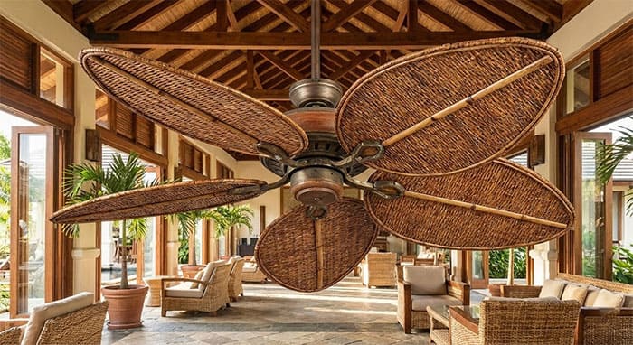 Chi tiết quạt trần cánh mây đan phong cách Tropical lắp đặt tại sảnh chờ Resort