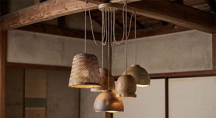 Cụm đèn thả Wabi Sabi treo so le với cao độ khác nhau tạo hiệu ứng nghệ thuật