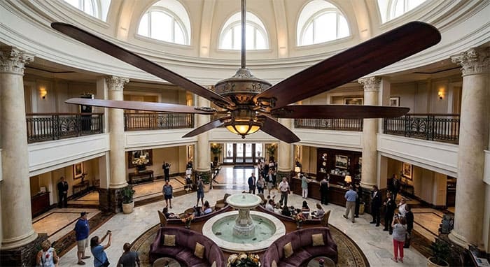 Đại sảnh khách sạn 5 sao với chiếc quạt trần cổ điển khổng lồ làm điểm nhấn trung tâm