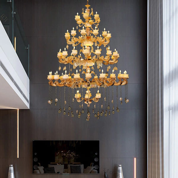 Đèn chùm nến 4 tầng treo tại giếng trời biệt thự tân cổ điển