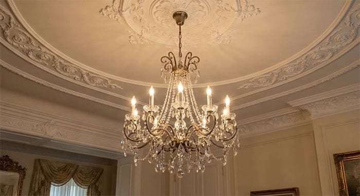 Đèn chùm pha lê nến tân cổ điển phối hợp hoàn hảo với phào chỉ trần nhà