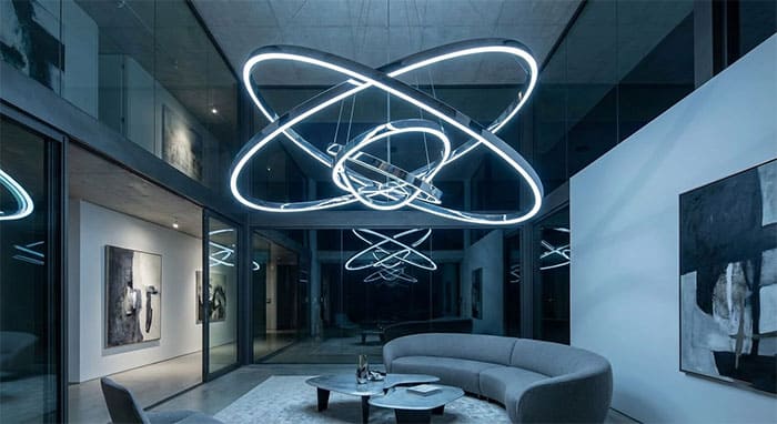 Đèn chùm phong cách Futuristic với thiết kế kim loại sáng bóng