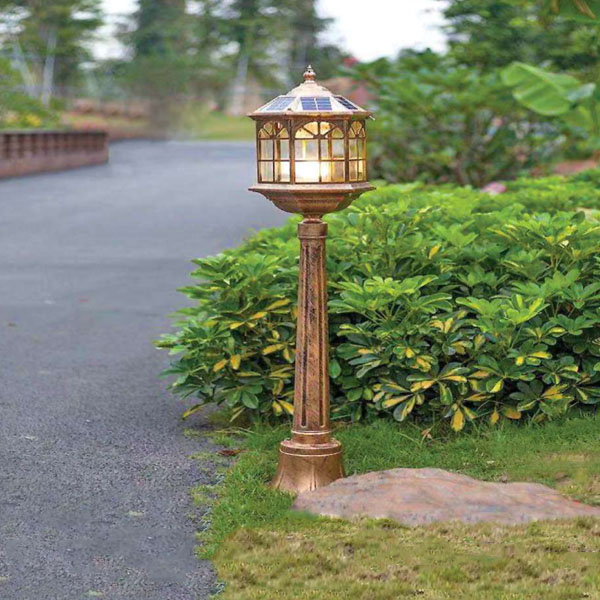 Đèn nấm vuông năng lượng mặt trời lắp đặt tại lối đi biệt thự hiện đại