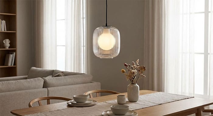 Đèn thả chao thủy tinh sọc gân sử dụng bóng búp đục mang lại ánh sáng êm dịu