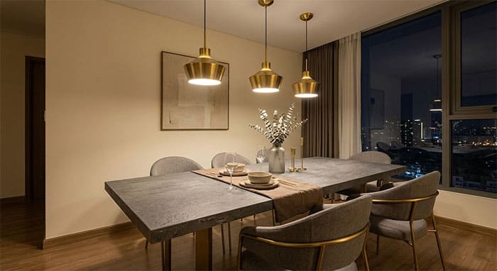 Đèn thả kim loại mạ PVD vàng đồng nổi bật trên nền bàn ăn mặt đá Ceramic nhám