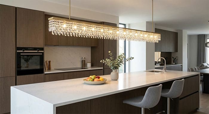 Đèn thả pha lê thanh dài chiếu sáng đồng đều cho khu vực đảo bếp hiện đại