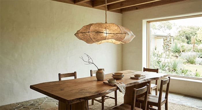 Đèn thả Wabi Sabi hình đám mây thả lơ lửng trên bàn ăn gỗ sồi tự nhiên