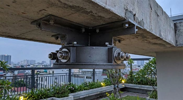 Hệ thống ngàm thép dày và ốc inox chống bão của đèn sân thượng