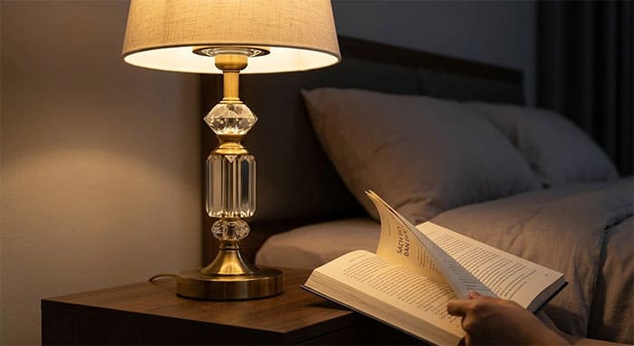 Hiệu ứng ánh sáng chống chói của đèn pha lê khi dùng để đọc sách ban đêm