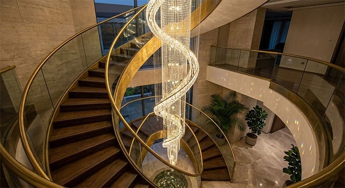 Hiệu ứng ánh sáng lấp lánh từ đèn thả cầu thang xoắn bằng pha lê