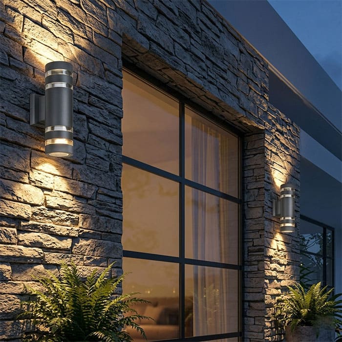 Hiệu ứng ánh sáng vỏ sò Scallop của đèn ốp tường hắt 2 chiều trên vách đá mặt tiền