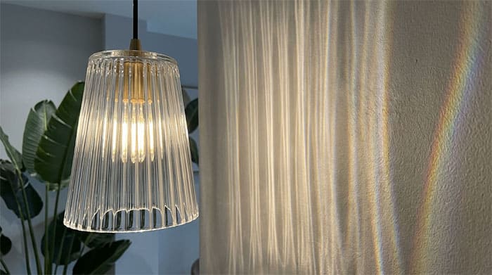 Hiệu ứng vệt sáng hắt lên tường từ chao đèn thủy tinh kẻ sọc