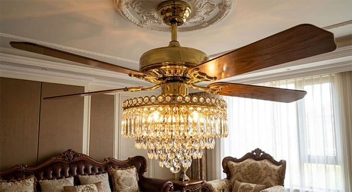 Hình ảnh quạt trần đèn cổ điển sáng lấp lánh như mới sau khi được vệ sinh pha lê đúng cách