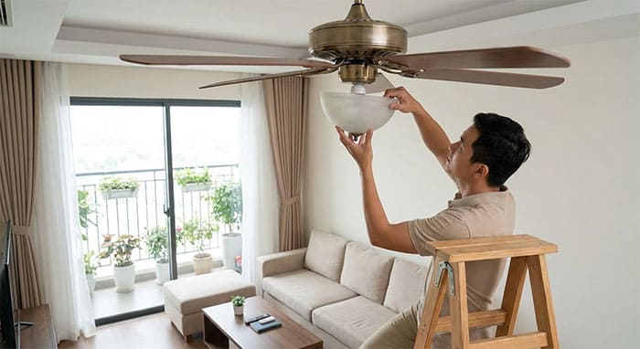 Hướng dẫn tháo chao đèn quạt trần bằng cách vặn ngược chiều kim đồng hồ