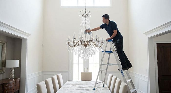 Không được xoay đèn chùm khi vệ sinh để tránh rơi vỡ