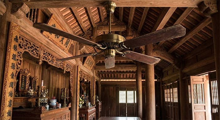 Không gian nhà thờ họ bằng gỗ sử dụng quạt trần cổ điển cánh gỗ sẫm màu