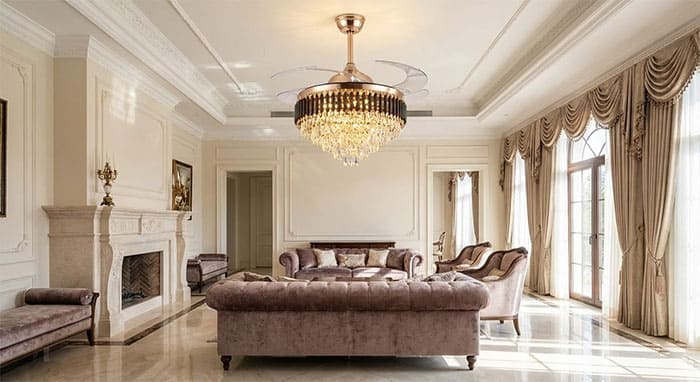 Không gian phòng khách biệt thự lắp đặt quạt trần đèn chùm pha lê thay thế đèn trang trí