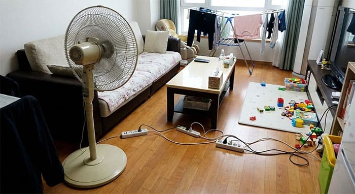 Không gian phòng khách chung cư chật chội và nguy hiểm với quạt cây và dây điện loằng ngoằng