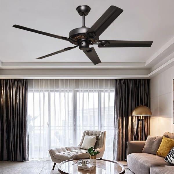 Không gian phòng khách hiện đại lắp đặt quạt trần 5 cánh sử dụng động cơ DC siêu êm