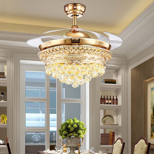 Không gian phòng khách hiện đại với quạt ốp trần tàng hình đang ở trạng thái tắt, trông như một chiếc đèn chùm pha lê