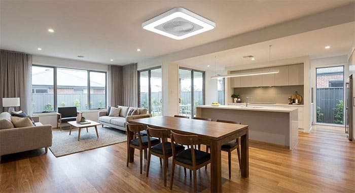 Không gian phòng khách liền kề bếp sử dụng quạt ốp trần cho khu vực bàn ăn