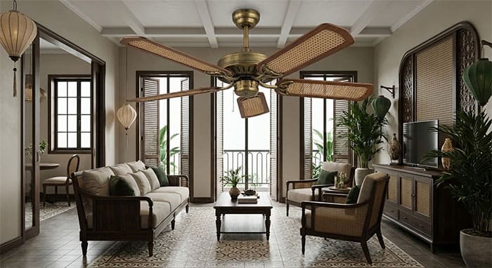 Không gian phòng khách phong cách Indochine với quạt trần cổ điển là điểm nhấn trung tâm