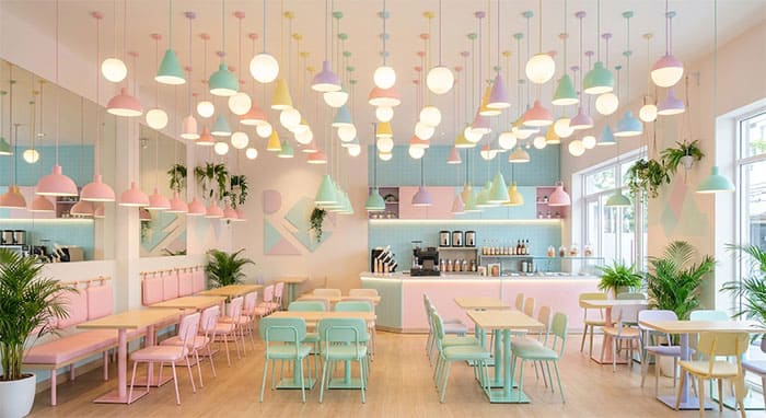 Không gian quán trà sữa hoàn thiện rực rỡ với hệ thống đèn thả pastel