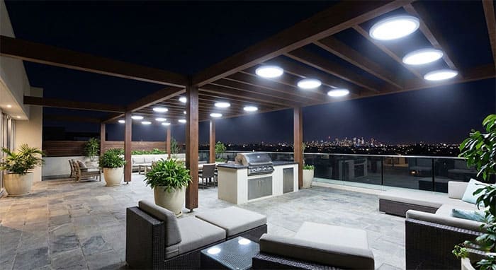 Không gian sân thượng ban đêm cần đèn ốp trần có độ sáng mạnh