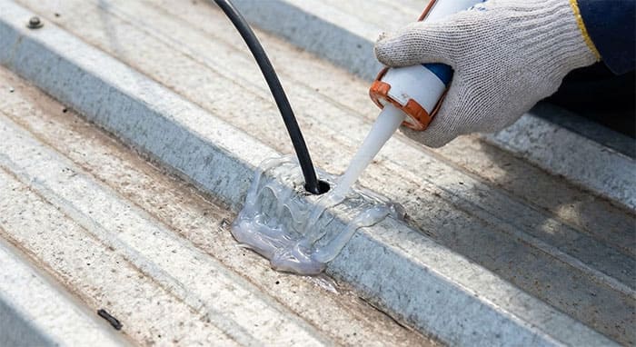 Kỹ thuật bắn keo silicon chống thấm khi luồn dây đèn qua mái tôn
