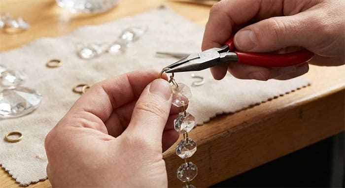 Kỹ thuật dùng kìm uốn khoen nối hạt pha lê