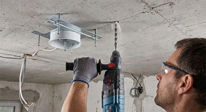 Kỹ thuật khoan và bắt thanh nẹp đèn ốp trần lên trần bê tông