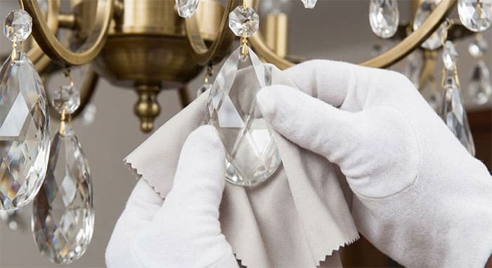 Kỹ thuật lau từng hạt pha lê bằng khăn mềm