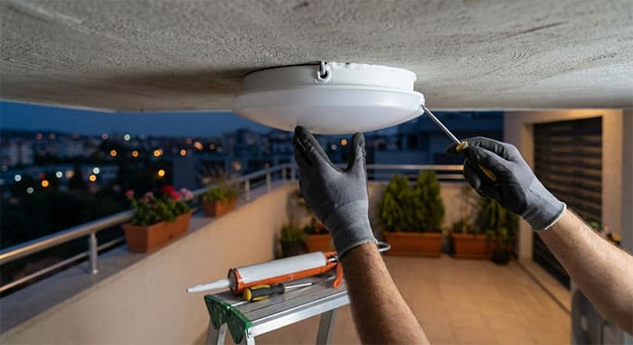 Lắp đặt đèn ốp trần ban công đúng kỹ thuật chống côn trùng