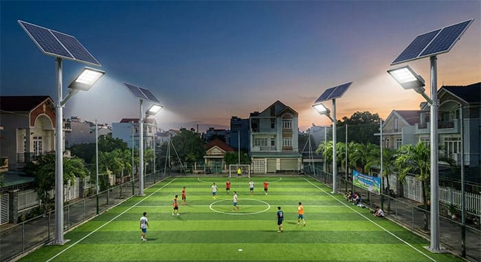 Lắp đặt đèn pha năng lượng mặt trời 300W cho sân bóng đá mini