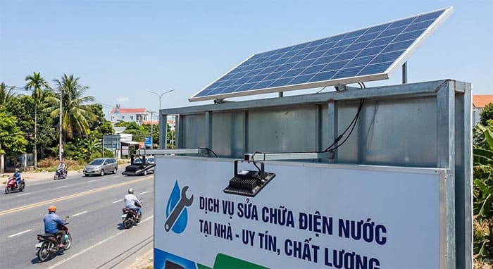 Lắp đặt tấm pin năng lượng mặt trời trên mái bảng hiệu