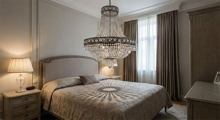 Lỗi phong thủy treo đèn chùm lớn ngay trên giường ngủ