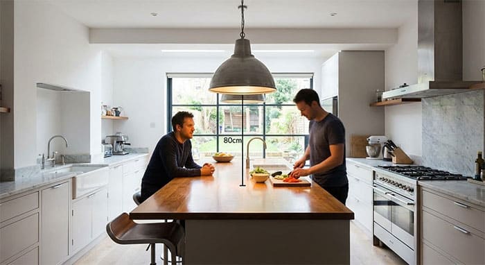 Lưu ý khoảng cách treo đèn thả đảo bếp và quầy bar không bị chắn tầm nhìn