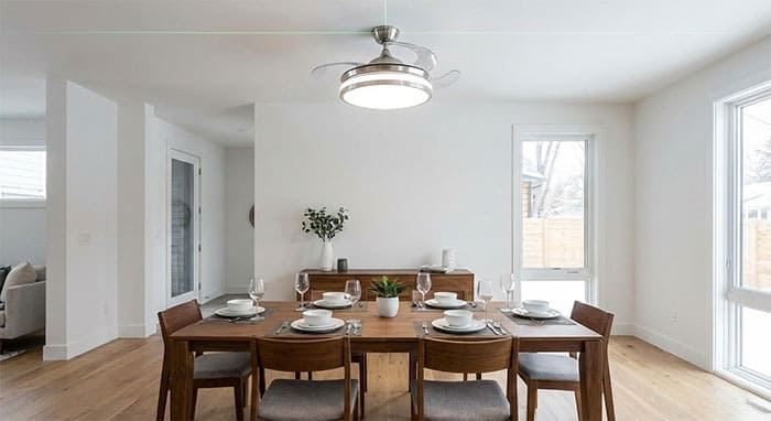 Minh họa lắp đặt đèn quạt ốp trần chính tâm ngay phía trên bàn ăn chữ nhật