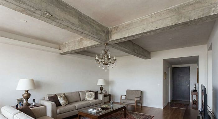 Minh họa lỗi phong thủy treo đèn chùm ngay dưới xà ngang bê tông