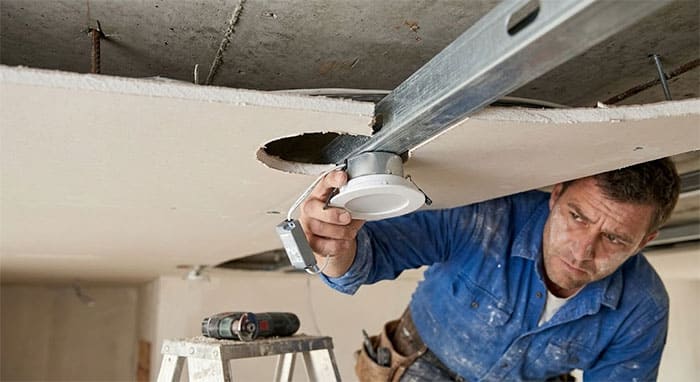 Minh họa sự cố khoét trần trúng xương thạch cao gây khó khăn cho việc lắp đặt đèn