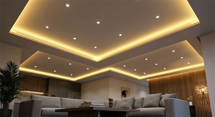 Nghệ thuật phối hợp tương phản giữa đèn âm trần trung tính và đèn hắt khe ánh sáng vàng