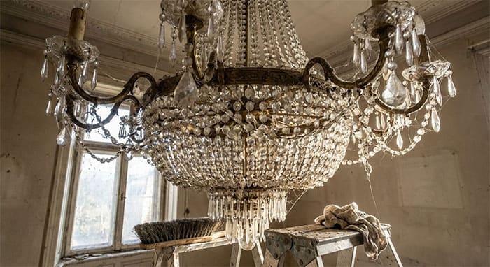 Nỗi ám ảnh vệ sinh đèn chùm pha lê nhiều khe kẽ bám bụi