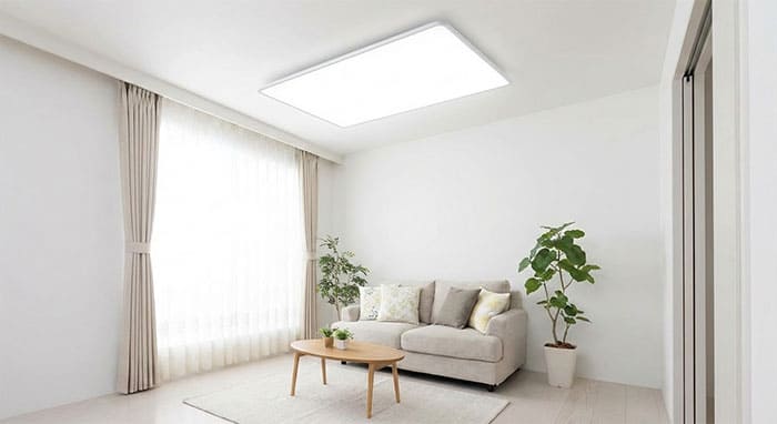 Phòng khách chung cư nhỏ sử dụng đèn led ốp trần tràn viền hiện đại